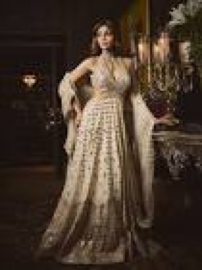 \'फिटनेस क्वीन\' शिल्पा शेट्टी हैवी मिरर-वर्क लहंगे और रिवीलिंग चोली में दिखी हॉट हॉट