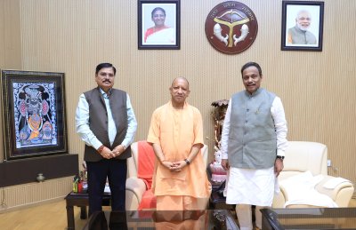 योगी आदित्यनाथ से विनोद तावड़े और जगदीश पटेल की शिष्टाचार भेंट