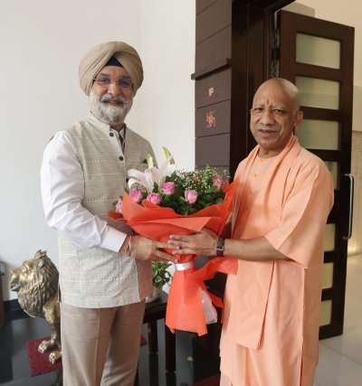 मुख्यमंत्री योगी आदित्यनाथ से दिल्ली के उपराज्यपाल तरनजीत सिंह संधू ने की शिष्टाचार भेंट