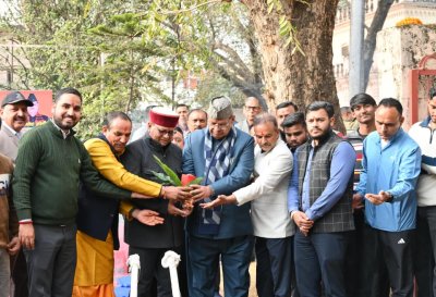 डीएवी पीजी कॉलेज में 100 फीट ऊँचे राष्ट्रीय ध्वज की स्थापना कार्यं का भूमि पूजन करते कैबिनेट मंत्री गणेश जोशी