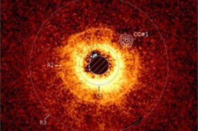 James Webb Space Telescope Captures Exoplanet Slowly Breaking Apart in Real Time
