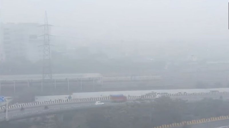 Delhi Grapples with Cold Wave, Dense Fog and Near-Severe Air Pollution