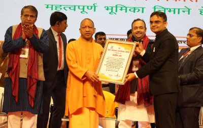 यूपी न्यूज़ : मुख्यमंत्री ने डीएम वाराणसी व महराजगंज को किया सम्मानित