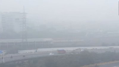 Delhi Grapples with Cold Wave, Dense Fog and Near-Severe Air Pollution