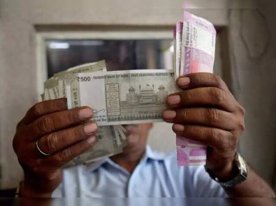 Indian Rupee Falls to Record Low as Outflows, Trade Uncertainty, and RBI Retreat Weigh on Markets