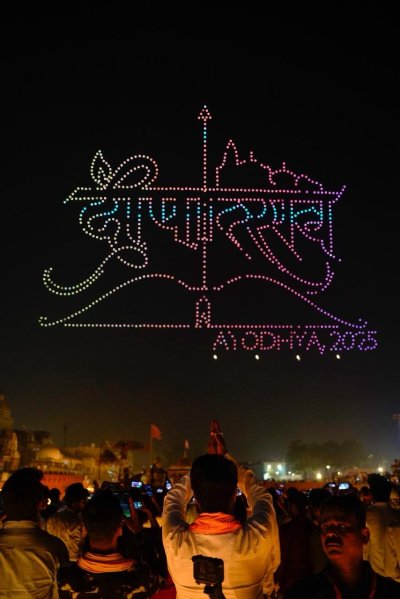 दीपोत्सव 2025 : लेजर शो के बीच कलाकारों ने रामायण के सभी सात कांड के प्रसंगों पर आधारित कार्यक्रम में दी सांस्कृतिक प्रस्तुति