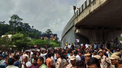 Assam taxi strike threatens major disruption to Meghalaya tourism, tourists stranded at Jorabat border