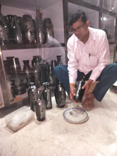 योगी सरकार में चमकी आज़मगढ़ की पहचान: निज़ामाबाद की ब्लैक पॉटरी को मिला वैश्विक सम्मान