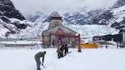 केदारनाथ धाम में कपाट खुलने से पहले  बिछी बर्फ की मोटी चादर