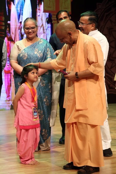 यूपी न्यूज़ : मुख्यमंत्री ने देखी ‘आनंद मठ’ की नाट्य प्रस्तुति