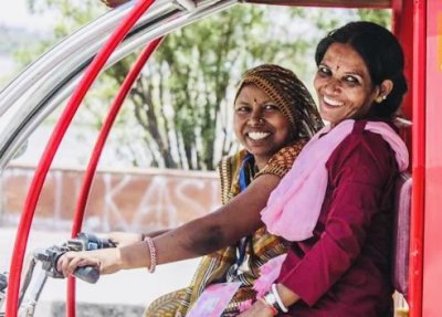 यूपी में तैयार हो रही महिला ई रिक्शा पायलटों की फौज