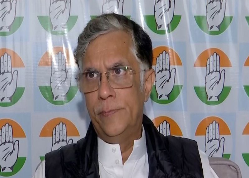 “सीएम हिमंता बिस्वा की पत्नी की एफआईआर के बाद कांग्रेस नेता पवन खेड़ा के दिल्ली आवास पर पहुंची असम पुलिस