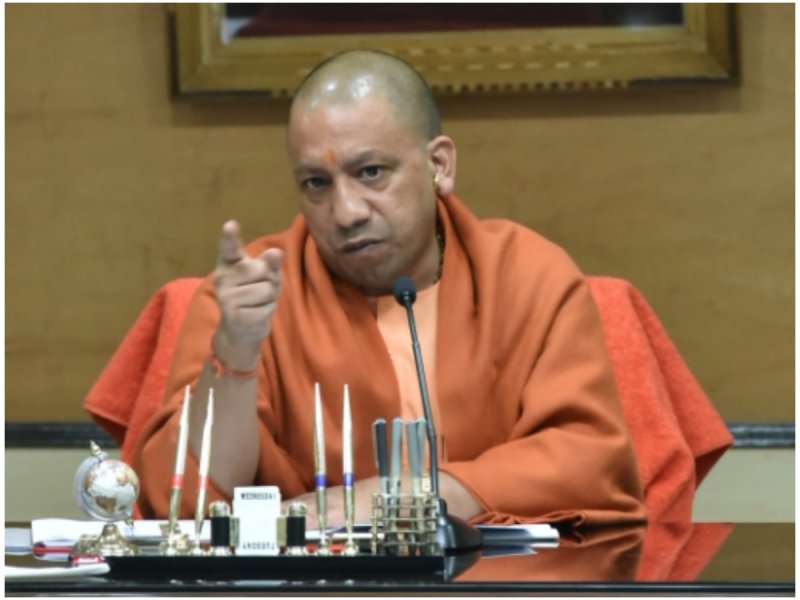 श्रम विभाग स्थानीय प्रशासन के साथ समन्वय बनाकर सभी प्रकार की औद्योगिक इकाइयों से सतत संवाद स्थापित करे: योगी