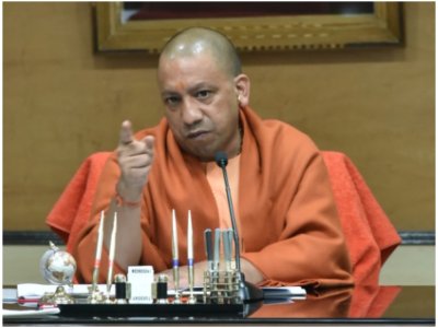 श्रम विभाग स्थानीय प्रशासन के साथ समन्वय बनाकर सभी प्रकार की औद्योगिक इकाइयों से सतत संवाद स्थापित करे: योगी