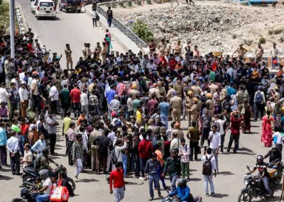 नोएडा में मजदूरों का प्रदर्शन हिंसक, बेहतर वेतन की मांग पर बवाल; फरीदाबाद में भी हंगामा