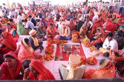 योगी सरकार की पहल से 187 जोड़ों का हुआ सामूहिक विवाह, ‘कन्या विवाह सहायता योजना’ से श्रमिक परिवारों को मिला संबल