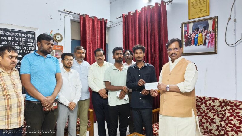 लखनऊ अग्निकांड में जान गंवाने वाले बच्चों के परिजनों को 4-4 लाख रुपये की सहायता राशि सौंपी गयी