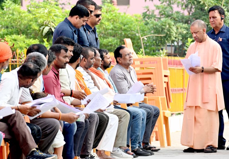 घबराइए मत, बच्चे के इलाज में नहीं आने देंगे कोई बाधा: मुख्यमंत्री योगी