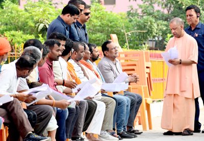 घबराइए मत, बच्चे के इलाज में नहीं आने देंगे कोई बाधा: मुख्यमंत्री योगी