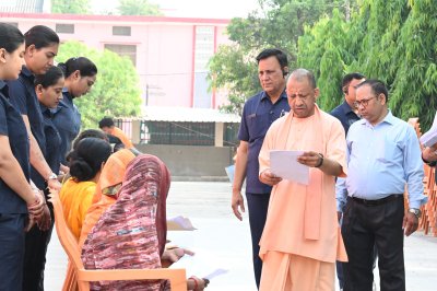 जन समस्याओं का त्वरित समाधान कराएं अधिकारी : मुख्यमंत्री योगी