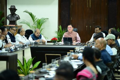 सीएम हेल्पलाइन 1905 पर 30 दिन से लंबित शिकायतों के निस्तारण को चलेगा विशेष अभियान: धामी