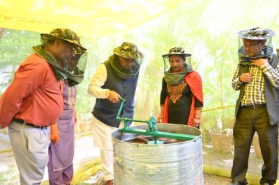 सरकारी आवास में कृषि मंत्री गणेश जोशी ने निकाला शहद, 30 बक्सों से मिला 60 किलो से अधिक उत्पादन