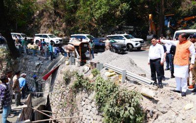CM धामी ने शिव मंदिर के निर्माणाधीन पुल का किया स्थलीय निरीक्षण