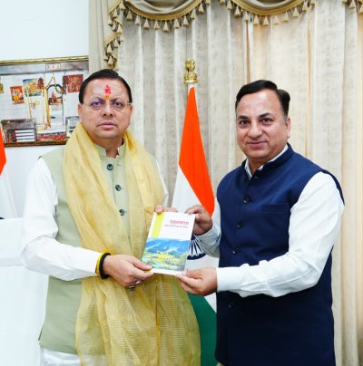 संयुक्त निदेशक के॰एस॰चौहान ने मुख्यमंत्री धामी को भेंट की अपनी पुस्तक, पहलगाम हमले के अनुभवों पर आधारित है कृति