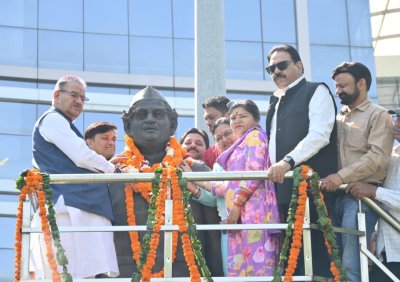 हिमालय पुत्र हेमवती नंदन बहुगुणा की जयंती पर मंत्री गणेश जोशी ने दी श्रद्धांजलि