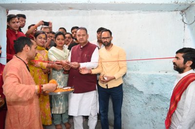 बार्लोगंज में सनातन धर्मसभा में सामुदायिक हाल के सुधारीकरण कार्य का लोकार्पण करते कैबिनेट मंत्री गणेश जोशी
