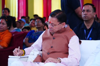 Uttarakhand: मुख्यमंत्री धामी ने सुना प्रधानमंत्री मोदी का ‘मन की बात’ कार्यक्रम, कहा- मिलती है आगे बढ़ने की प्रेरणा