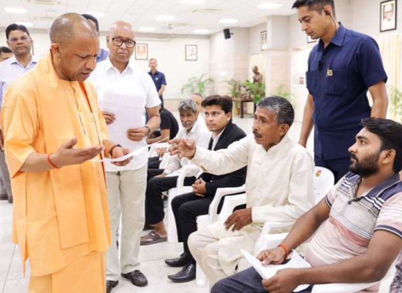 जनसेवा से दिन की शुरुआत, फिर कार्यकर्ता का दायित्व निभाने प. बंगाल निकले सीएम