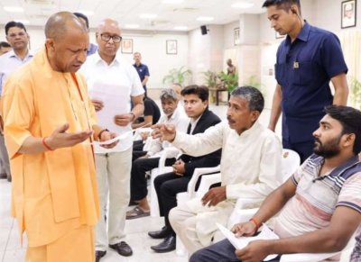 जनसेवा से दिन की शुरुआत, फिर कार्यकर्ता का दायित्व निभाने प. बंगाल निकले सीएम