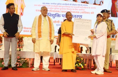 नियुक्ति पत्र पाकर खिले चेहरे, कहा- योगी आदित्यनाथ हैं भ्रष्टाचार की कमर तोड़ने वाले मुख्यमंत्री