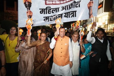 देहरादून में महिला आक्रोश मशाल यात्रा में उमड़ा जनसैलाब, सीएम धामी ने संभाली अगुवाई