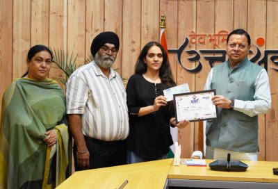 उत्तराखंड : धामी ने मेधावी छात्रों को किया सम्मानित, बोले- मेहनत से बदलती है तकदीर