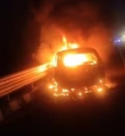 एक्सप्रेसवे पर भीषण हादसा: चलती कार बनी आग का गोला, 5 की दर्दनाक मौत