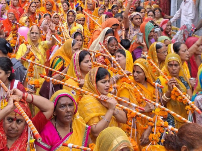 योगी सरकार ने महिला कावड़ियों के लिए किए विशेष प्रबंध, जलाभिषेक करने उमड़ पड़ी नारीशक्ति