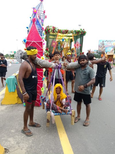 24 पोते बने दादी के श्रवण कुमार….