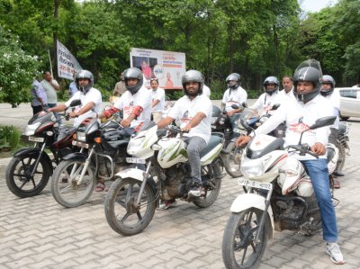 कांवड़ मार्गों पर दौड़ रहीं बाइक एंबुलेंस, मिनटों में मिल रहा उपचार