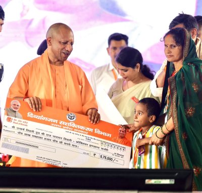 सीएम योगी ने विभिन्न योजनाओं के लाभार्थियों को चेक, प्रमाण पत्र और सांकेतिक चाबियां सौंपी
