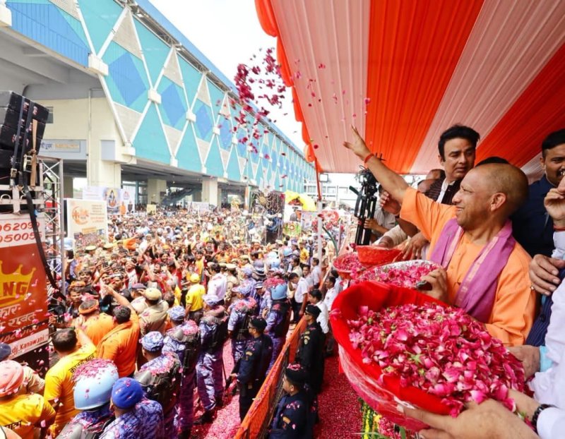 भोलेनाथ के भक्तों पर सीएम योगी ने की श्रद्धा की पुष्पवर्षा