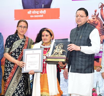 तीलू रौतेली और आंगनबाड़ी पुरस्कार से सम्मानित हुईं 48 महिलाएं, CM धामी ने बढ़ाई सम्मान राशि