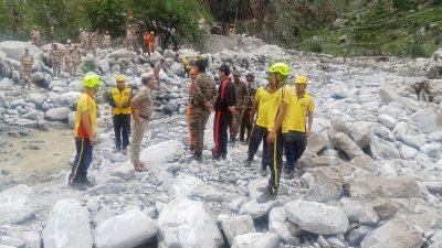 तमक नाले में ह्यूम पाइप से तैयार हुआ अस्थायी मोटर मार्ग, वाहनों की आवाजाही शुरू