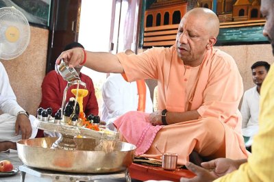 रुद्राभिषेक कर सीएम योगी ने की लोक मंगल की कामना