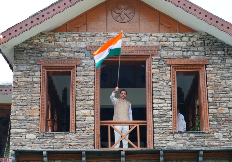 मुख्यमंत्री धामी ने आवास पर तिरंगा फहराकर दिया ‘हर घर तिरंगा’ का संदेश
