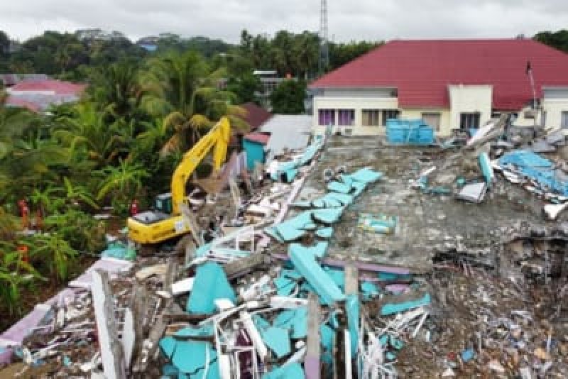 7.7-Magnitude Quake Kills 38 in Indonesia