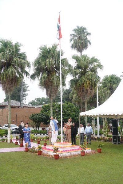 मुख्यमंत्री आवास में धामी ने फहराया तिरंगा, दिलाई राष्ट्रीय एकता की शपथ