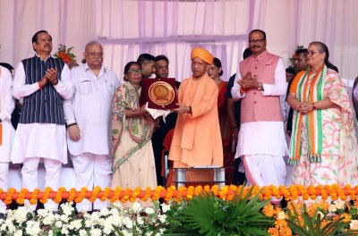 सीएम योगी ने किया बलिदानी वीरों के परिजनों का सम्मान