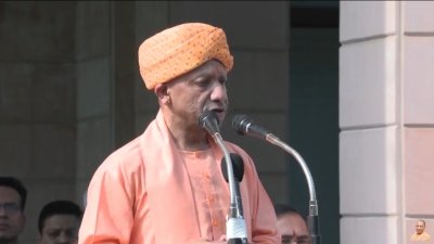 8 दशकों की विकास यात्रा पर योगी का जोर, बोले- देश को बांटने वाली ताकतों से रहें सतर्क